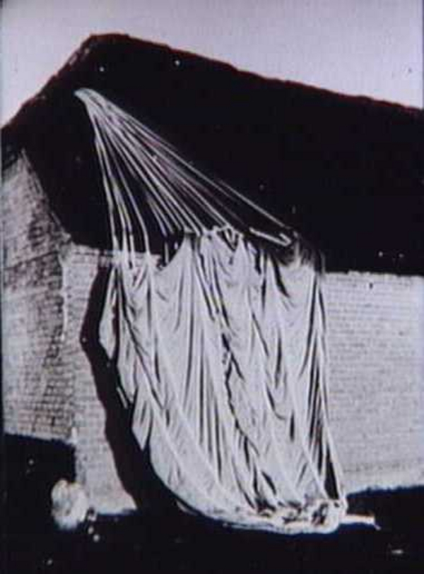 faldskaerm paa gaard  efter 1945  Nationalmuseet