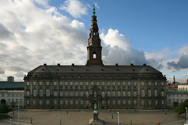 Christiansborg  Faa styr paa tidsperioderne  Demokratiserng COLOURBOX3795044