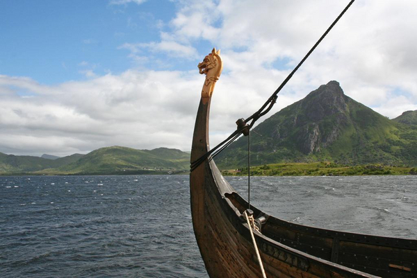 vinkingerne sejler ud  Kort over vikingernes faerden  akt  COLOURBOX1152622