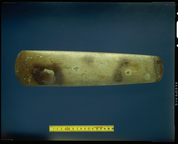 Tyndnakket-økse-fra-_Gl_-Holte-Mark_CC_BY_NC_Kit_Weiss_Danmarks_Oldtid__Nationalmuseet.jpg Tyndnakket oekse fra Gl Holte Mark CC BY NC Kit Weiss Danmarks Oldtid Nationalmuseet